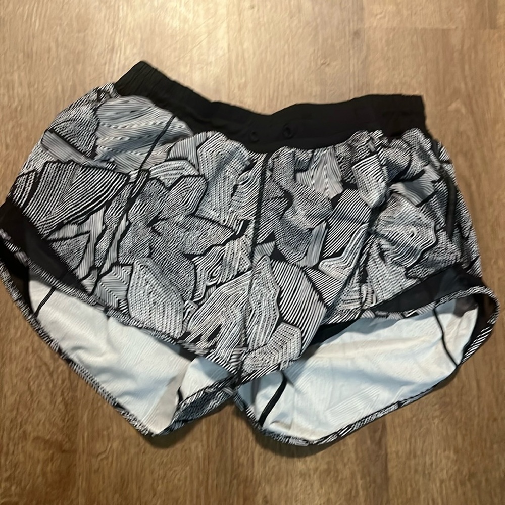 Lululemon hotty hot short. Lined. Low rise. 4”